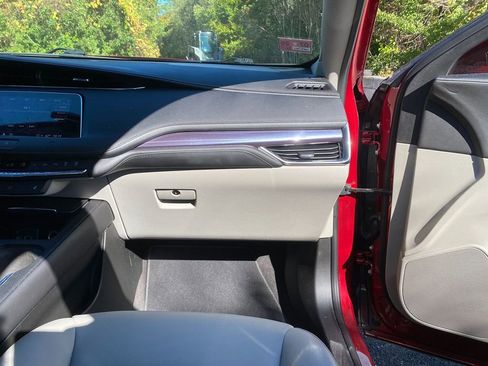 Used 2021 Cadillac XT4 Luxury w/ Cold Weather Package image 28