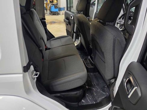 Used 2025 Jeep Wrangler Sahara image 11