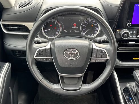 Certified 2023 Toyota Highlander XLE image 23