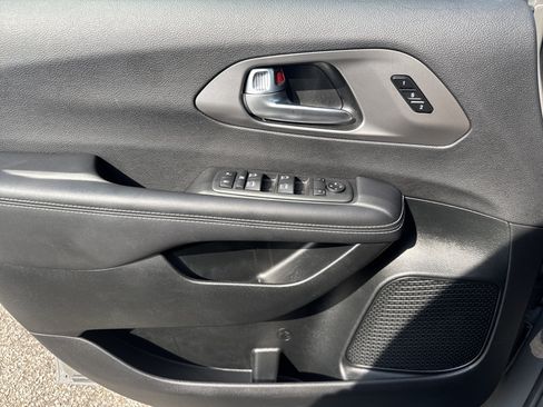 Used 2025 Chrysler Pacifica Select FWD image 9