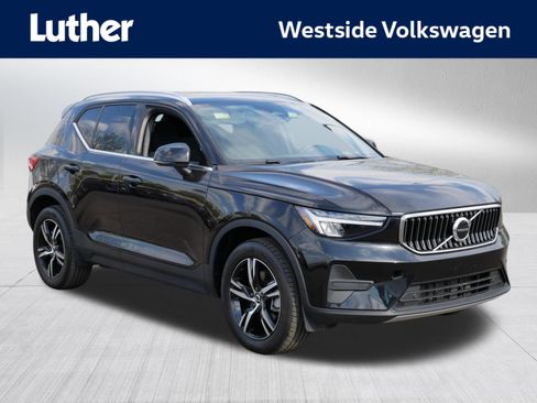 Used 2025 Volvo XC40 B5 Core AWD/4WD image 1