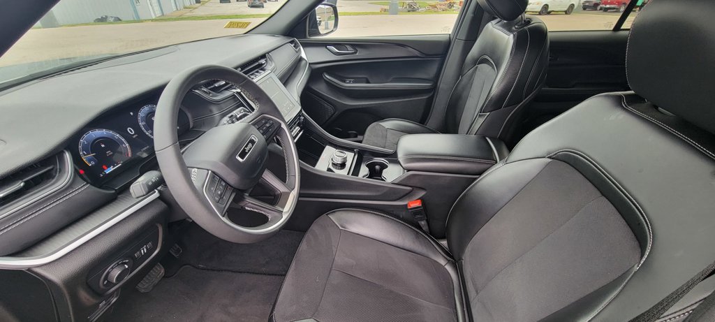 Used 2024 Jeep Grand Cherokee Altitude AWD/4WD image 12