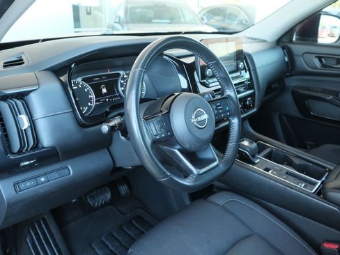 Used 2023 Nissan Pathfinder SV image 6