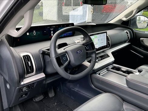 Used 2025 Ford Expedition Active AWD/4WD image 4