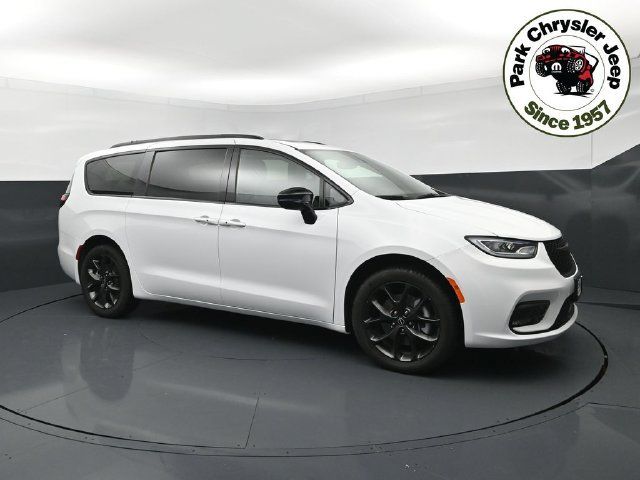 Used 2026 Chrysler Pacifica Limited w/ S Appearance Package AWD/4WD image 1