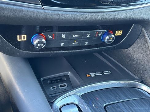 Used 2023 Buick Enclave Essence image 5