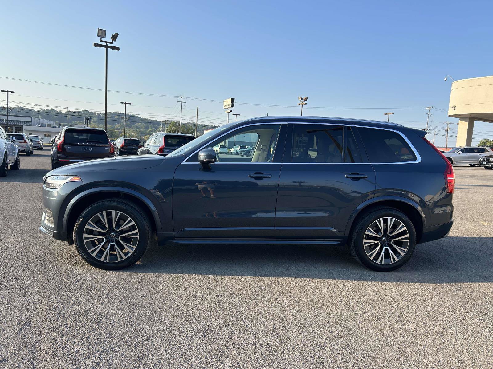 Used 2020 Volvo XC90 T6 Momentum w/ Protection Package Premier AWD/4WD image 4