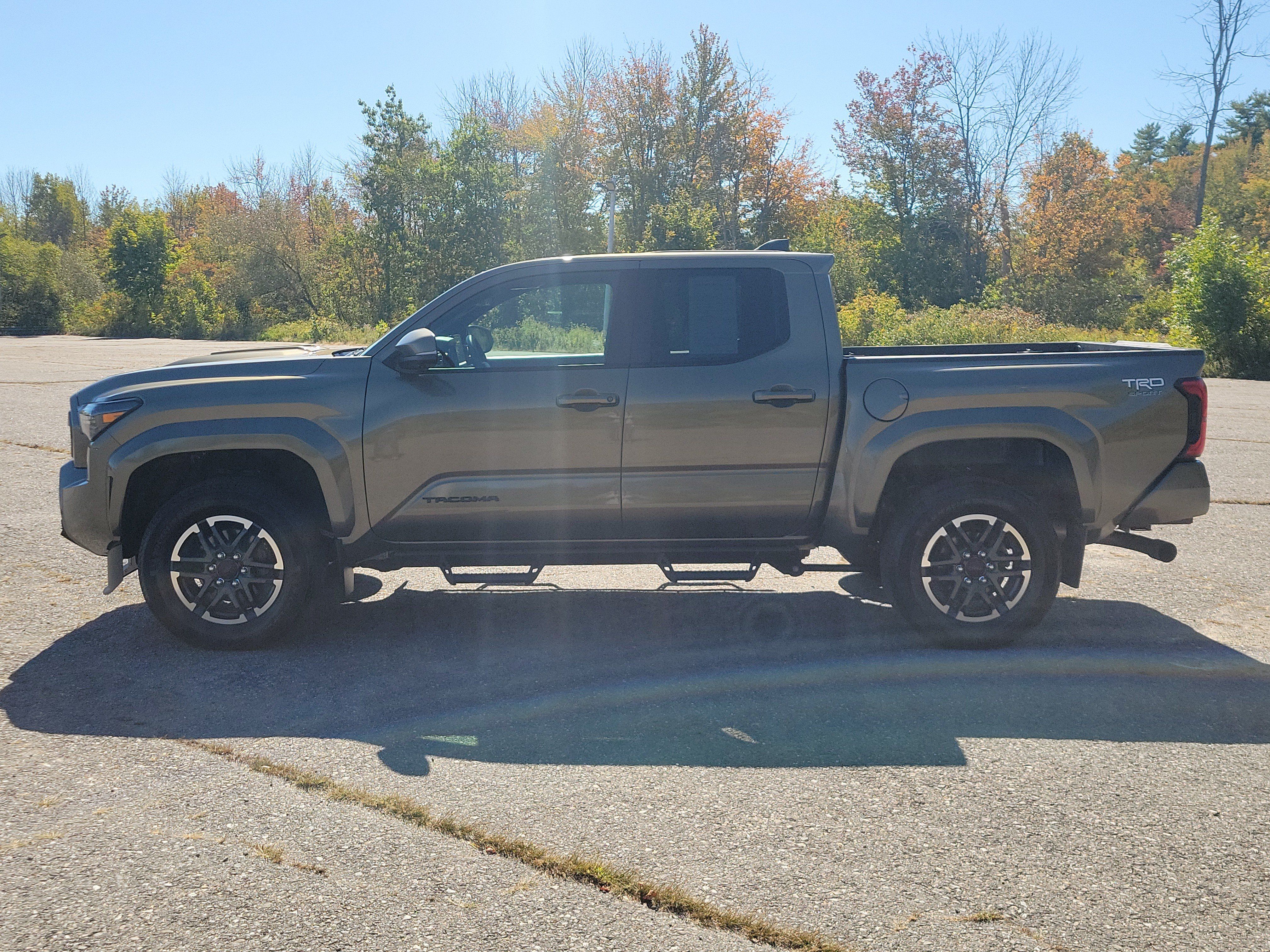 Used 2024 Toyota Tacoma TRD Sport w/ TRD Sport Premium Package AWD/4WD image 8