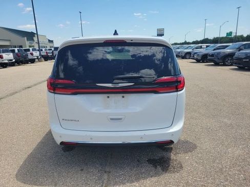 Used 2024 Chrysler Pacifica Touring FWD image 22
