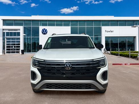 New 2026 Volkswagen Atlas Peak Edition AWD/4WD image 2