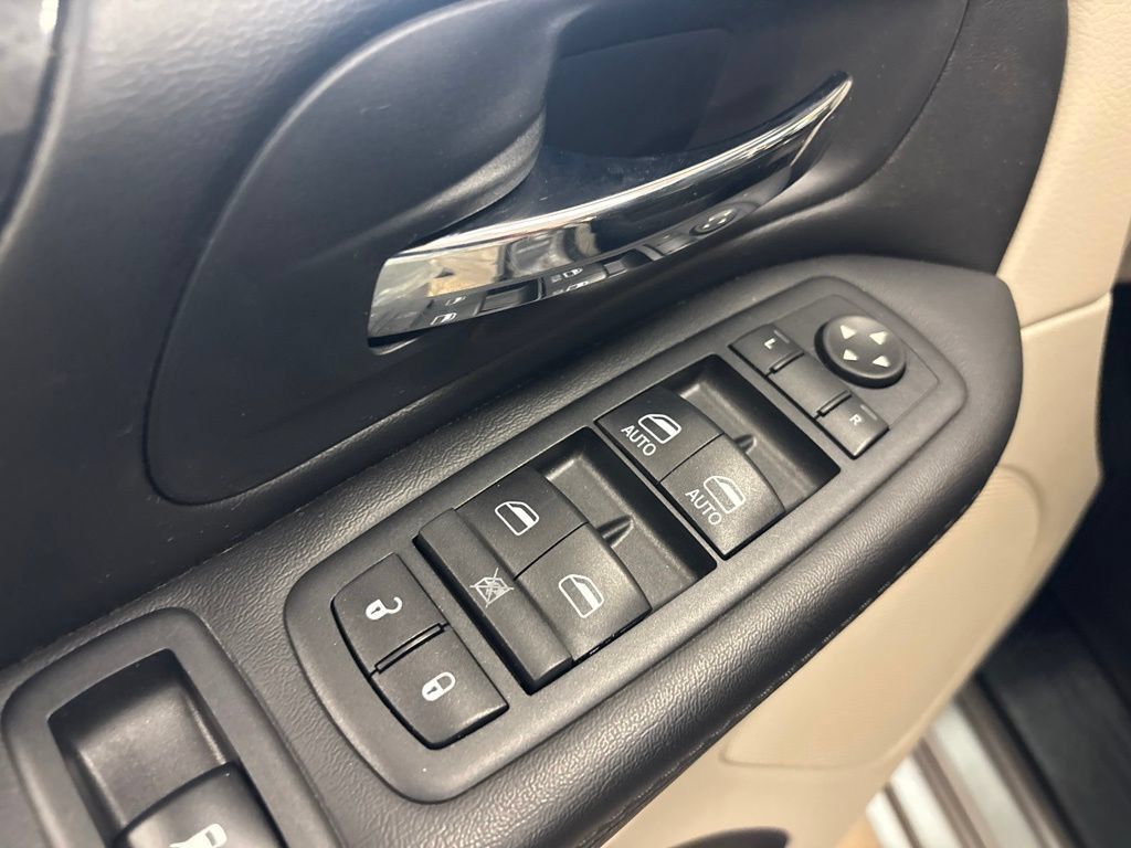 Used 2015 Dodge Grand Caravan SXT w/ UConnect Hands-Free Group FWD image 21