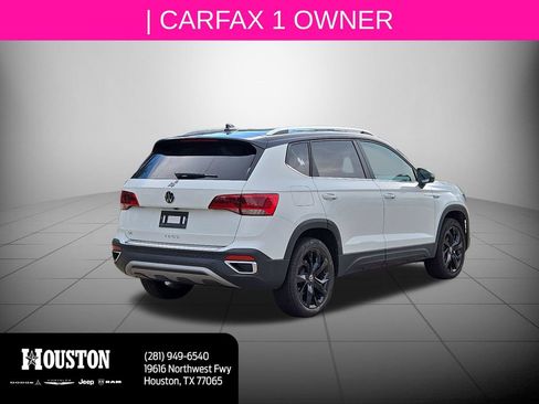 Used 2023 Volkswagen Taos SE w/ Panoramic Sunroof Package FWD image 4