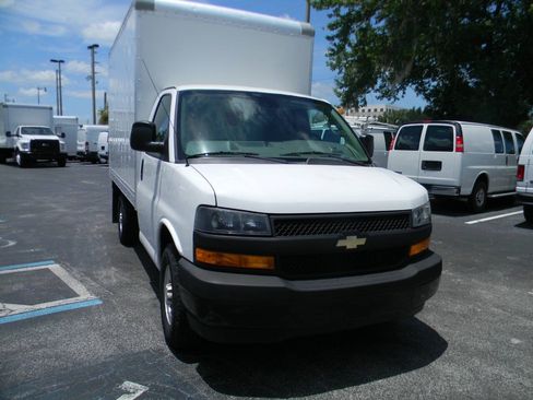 Used 2019 Chevrolet Express 3500 RWD image 3
