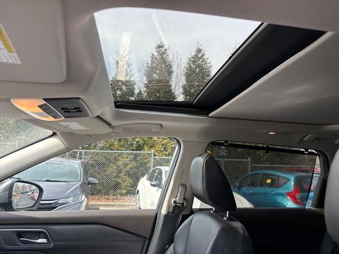 Used 2021 Nissan Rogue SV w/ Premium Package image 10