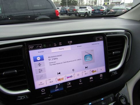 Used 2024 Chrysler Pacifica Touring-L image 13