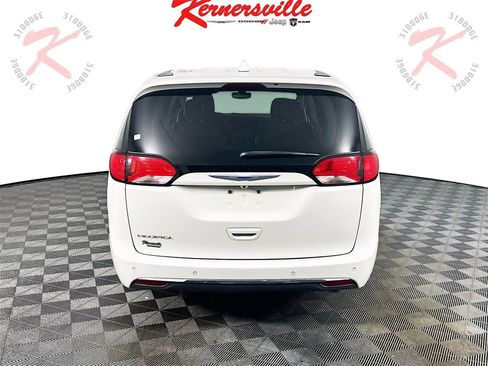 Used 2020 Chrysler Pacifica Touring image 6