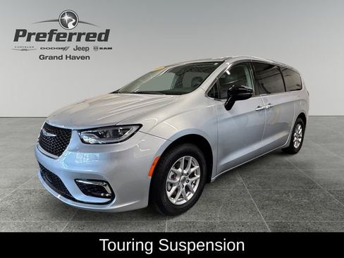 Used 2024 Chrysler Pacifica Touring-L image 10