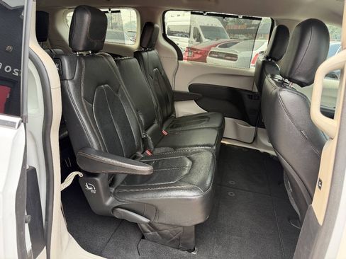Used 2017 Chrysler Pacifica Touring-L w/ Tire & Wheel Group FWD image 17