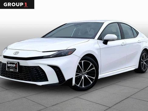 Used 2025 Toyota Camry SE FWD image 1