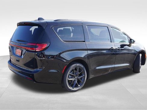 New 2026 Chrysler Pacifica Select w/ S Appearance Package image 4