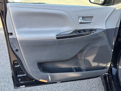 Used 2019 Toyota Sienna XLE image 14