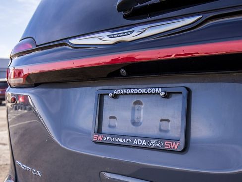 Used 2023 Chrysler Pacifica Touring-L image 10