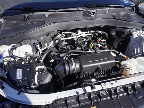 Used 2022 Ford Explorer XLT w/ Equipment Group 202A image 7