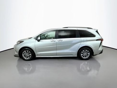 Used 2021 Toyota Sienna XLE w/ XLE Plus Package FWD image 4