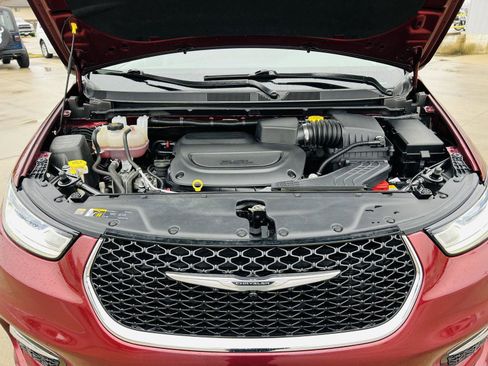 Used 2023 Chrysler Pacifica Touring-L image 43