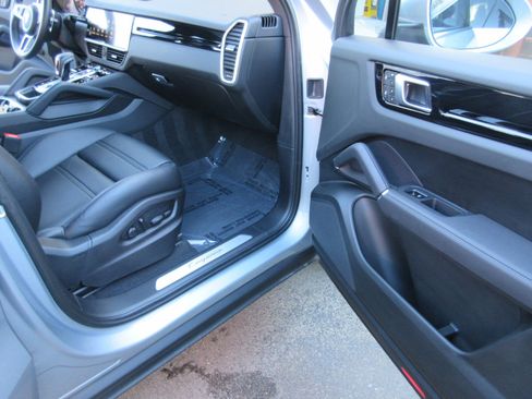 Used 2023 Porsche Cayenne image 23