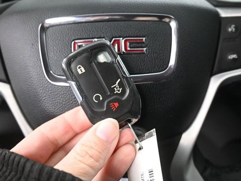 Used 2023 GMC Acadia SLT image 33