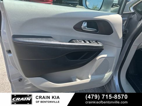 Used 2017 Chrysler Pacifica Touring-L FWD image 13