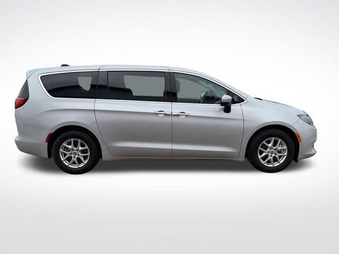 Used 2023 Chrysler Voyager LX FWD image 9