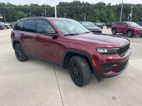 Used 2025 Jeep Grand Cherokee Altitude AWD/4WD image 34