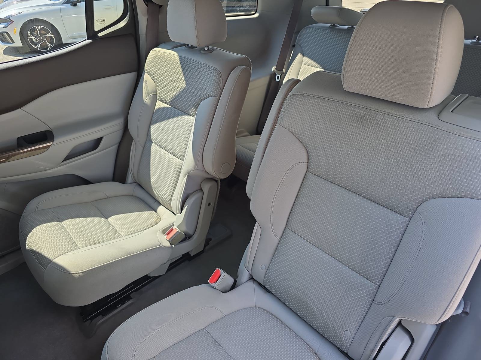 Used 2022 GMC Acadia SLE w/ Driver Convenience Package FWD image 15