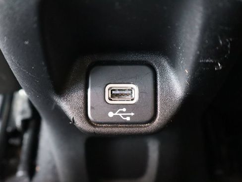 Used 2019 Jeep Renegade Latitude FWD image 36