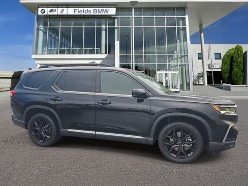 Used 2025 Honda Pilot Touring image 1