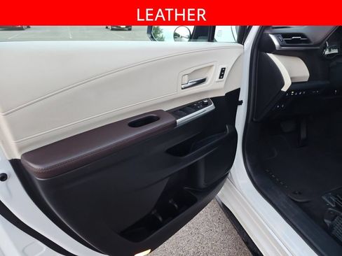 Used 2024 Toyota Sienna Platinum AWD/4WD image 5