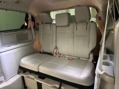 Used 2015 Chrysler Town & Country Touring-L w/ Driver Convenience Group image 11