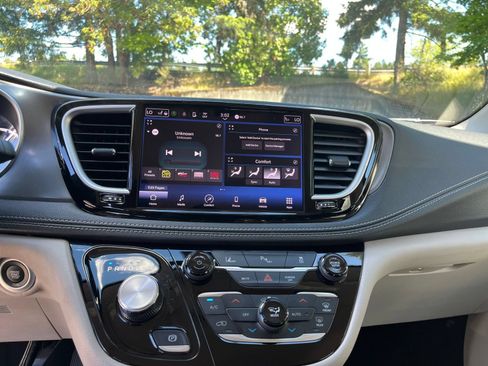 Used 2023 Chrysler Pacifica Touring-L FWD image 20