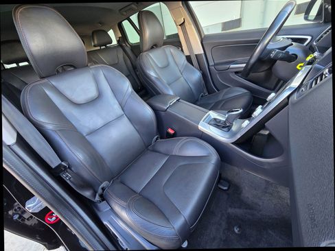 Used 2017 Volvo V60 T5 Cross Country Platinum w/ Climate Package image 21