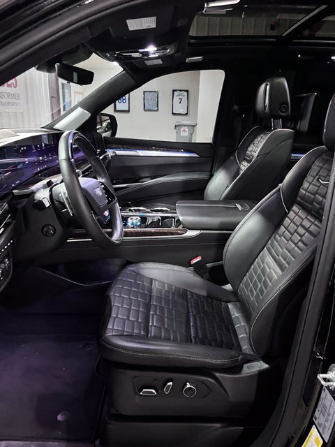Used 2025 Cadillac Escalade Sport Platinum AWD/4WD image 16