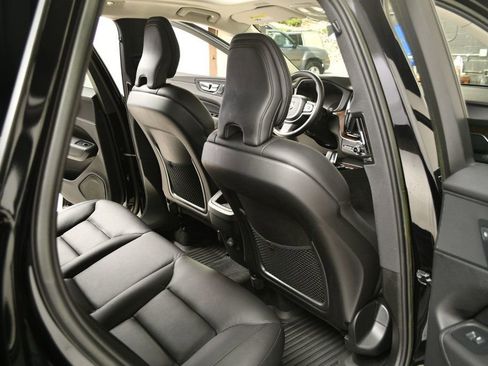 Used 2022 Volvo XC60 B5 Momentum w/ Protection Package Premier image 34