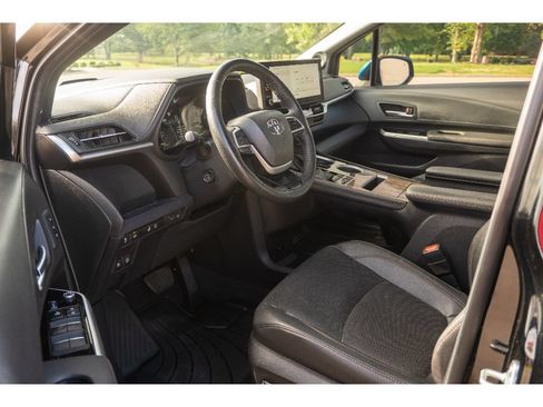 Used 2025 Toyota Sienna Platinum AWD/4WD image 10