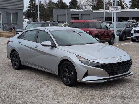 Used 2022 Hyundai Elantra SEL w/ Convenience Package image 3