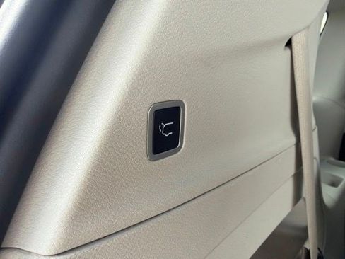 Used 2023 Chrysler Pacifica Touring-L FWD image 18