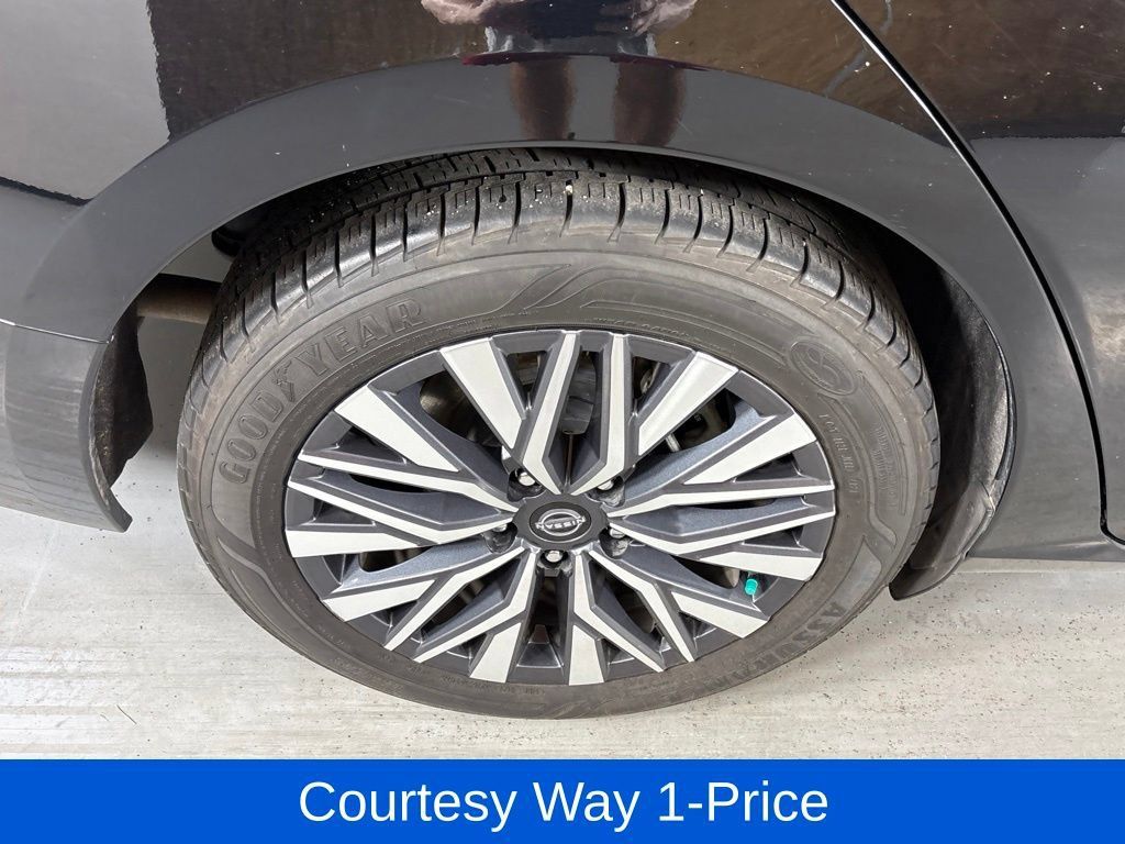 Used 2024 Nissan Altima 2.5 SV FWD image 13