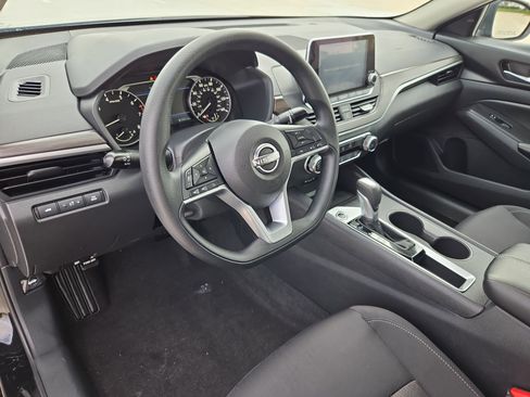 Used 2025 Nissan Altima 2.5 SV image 13