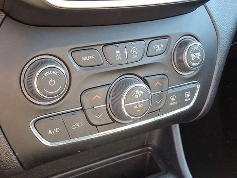 Used 2019 Jeep Cherokee Limited image 16