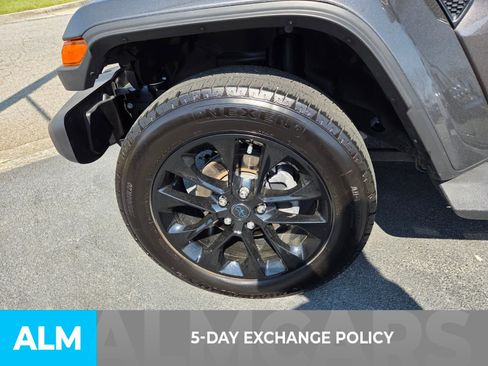 Used 2025 Jeep Wrangler Unlimited Sahara AWD/4WD image 4
